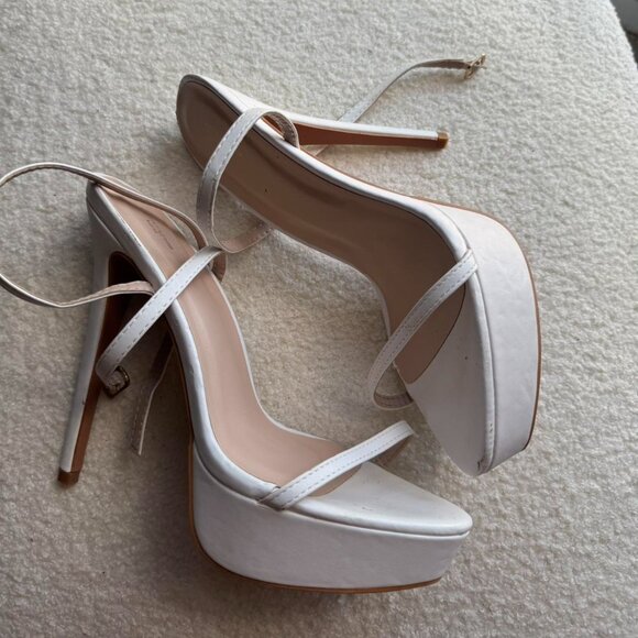 PrettyLittleThing Women's White Courts - Picture 2 of 4